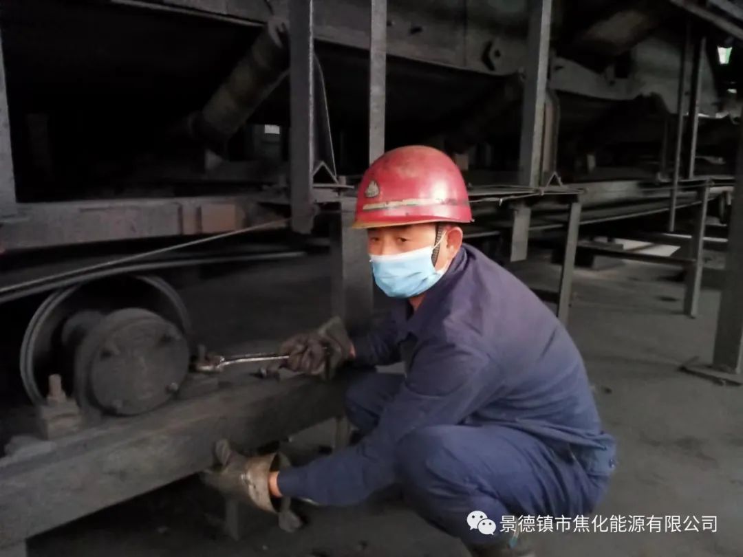 “老線這邊人手不夠，你們那邊有誰可以過來支援？”“好的，我馬上來?！甭牭竭@個消息時，羅國安剛剛結(jié)束新線的維修工作，但他二話不說，立即拿起維修包，投入到老線的維修工作當(dāng)中。每天工作10小時以上已經(jīng)成為抗疫期間的常態(tài)，雖然身體很疲憊，但是他沒有任何怨言，“確實很辛苦、很累，但現(xiàn)在正是特殊時期，只有保障公司生產(chǎn)經(jīng)營“不斷檔”，我們生活才能“不斷線”，恰恰我所在的運輸廠就是承擔(dān)著焦炭煤炭運輸?shù)闹匾氊?zé)，所以我更應(yīng)該恪盡職守，保障好這些設(shè)備的穩(wěn)定運行。”.jpg